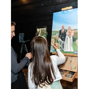 Romantic Live Wedding Painting with an Evening Reveal by Alice - Thumbnail 3